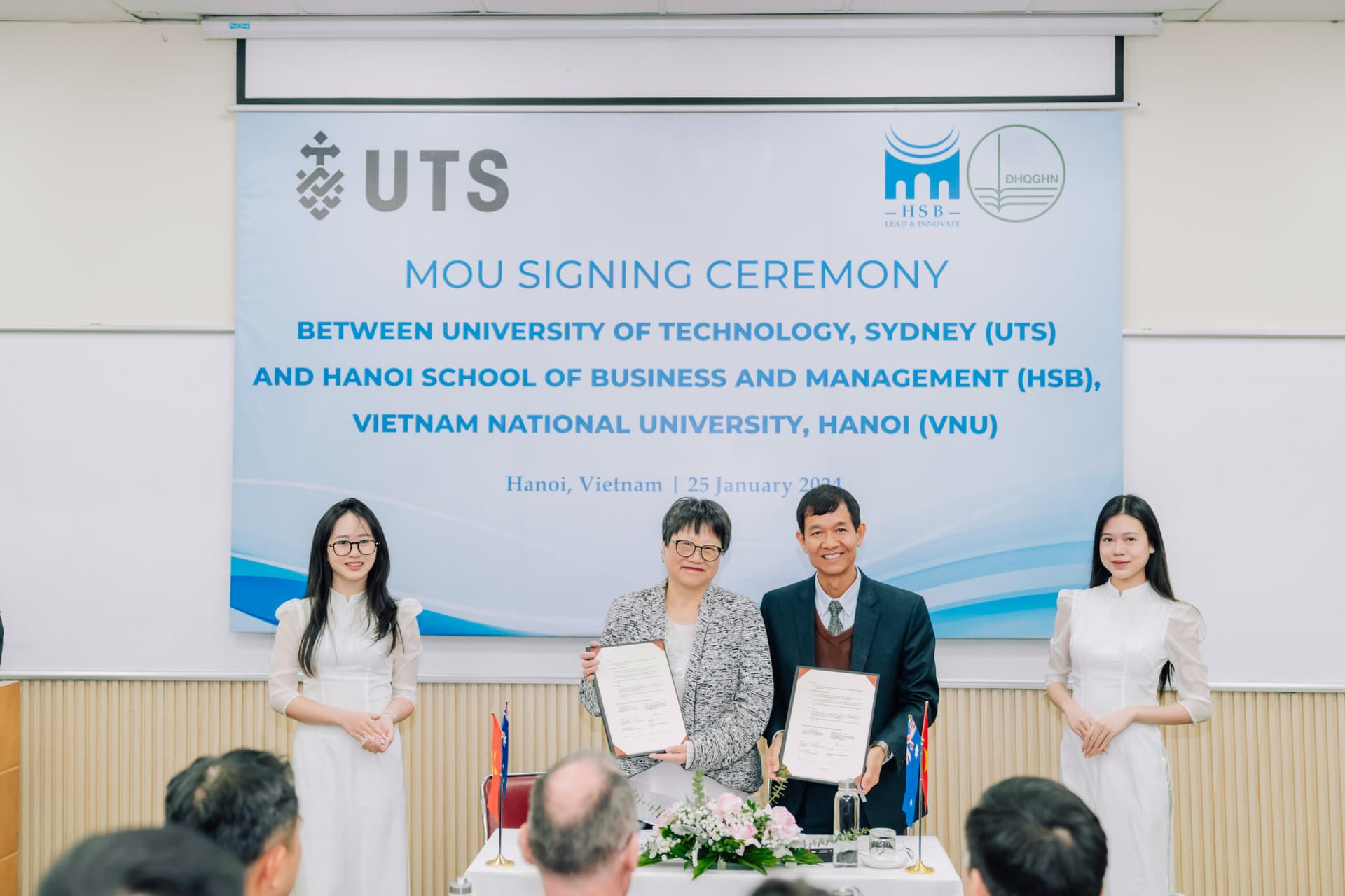 Trường Quản trị và Kinh doanh (ĐHQGHN) ký kết biên bản ghi nhớ với Đại học Công nghệ Sydney (Úc)