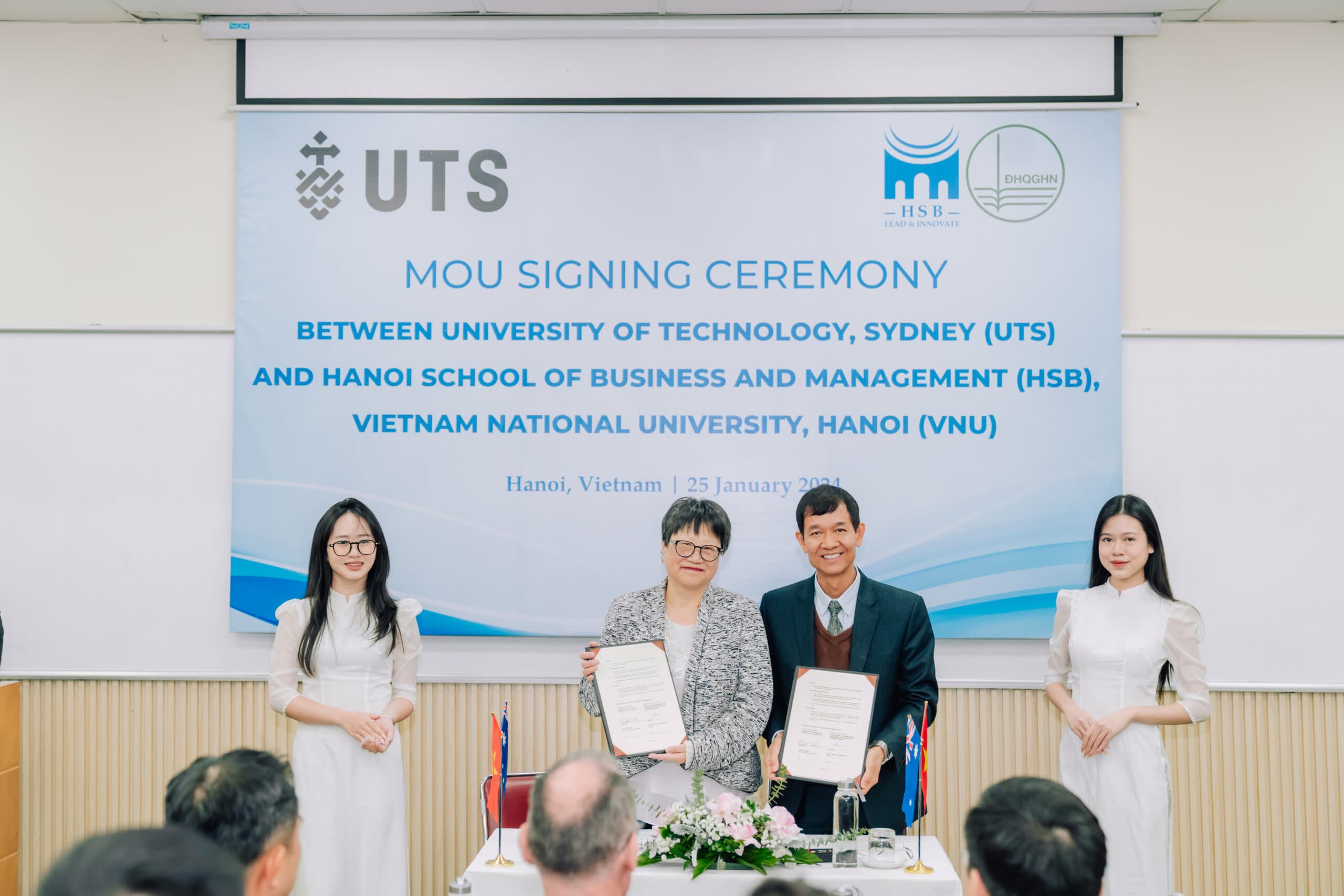 Trường Quản trị và Kinh doanh (ĐHQGHN) ký kết biên bản ghi nhớ với Đại học Công nghệ Sydney (Úc)
