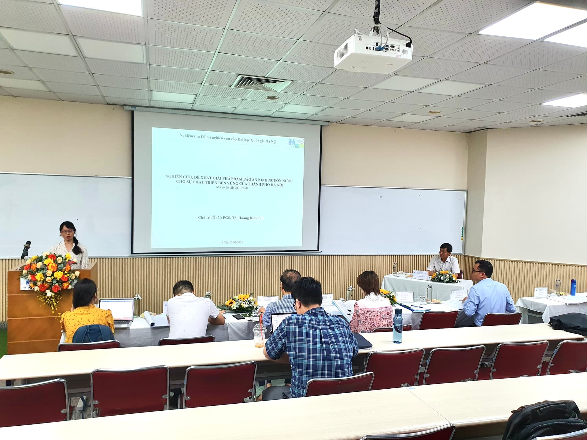 Nhóm nghiên cứu từ trường QT&KD bảo vệ thành công đề tài khoa học cấp ĐHQGHN