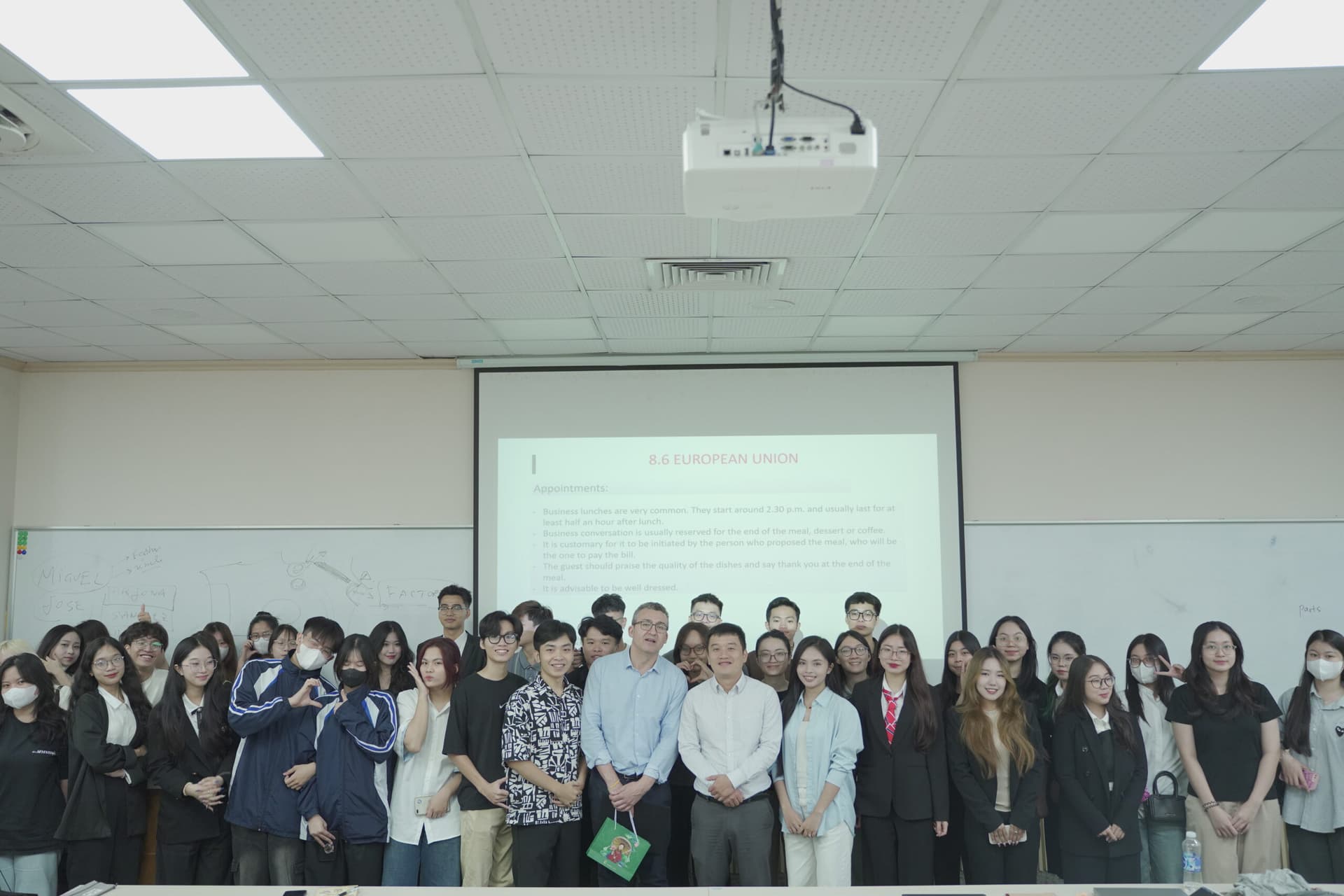 Sinh viên HSB tìm hiểu về văn hóa doanh nghiệp châu Âu qua workshop của TS.Miguel J. Arjona Sánchez đến từ Trường Granada, Tây Ban Nha