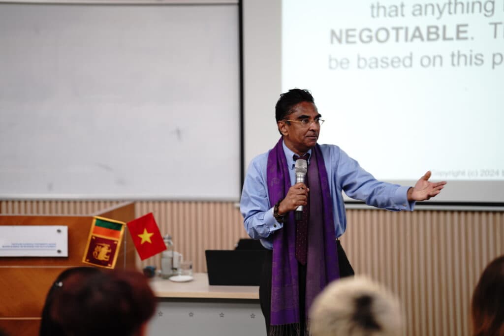 ĐẠI SỨ SRI LANKA TẠI VIỆT NAM GIẢNG DẠY TẠI HSB