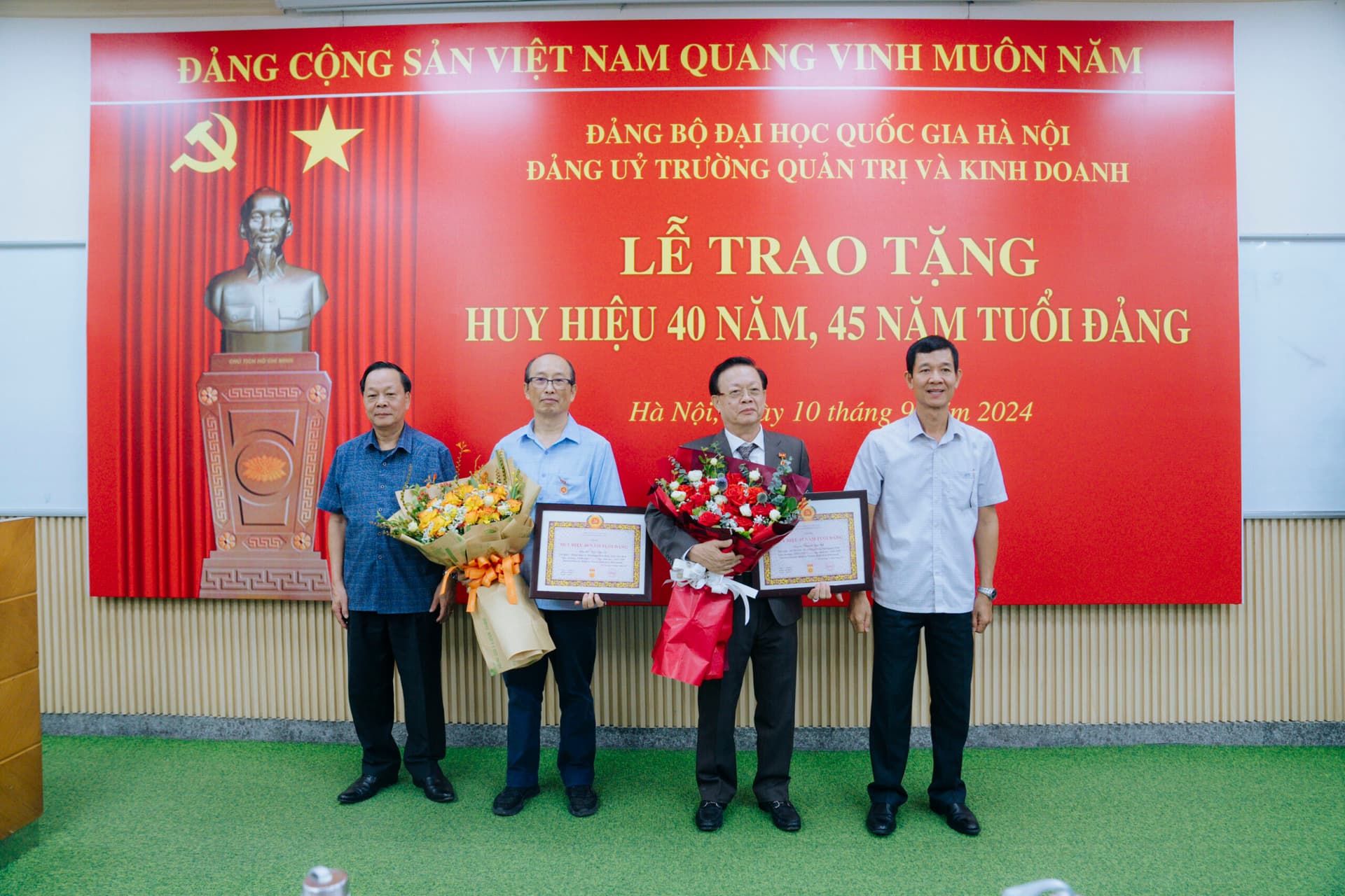 Đảng bộ Trường Quản trị và Kinh doanh,ĐHQGHN tổ chức Lễ trao tặng huy hiệu 40 năm, 45 tuổi Đảng