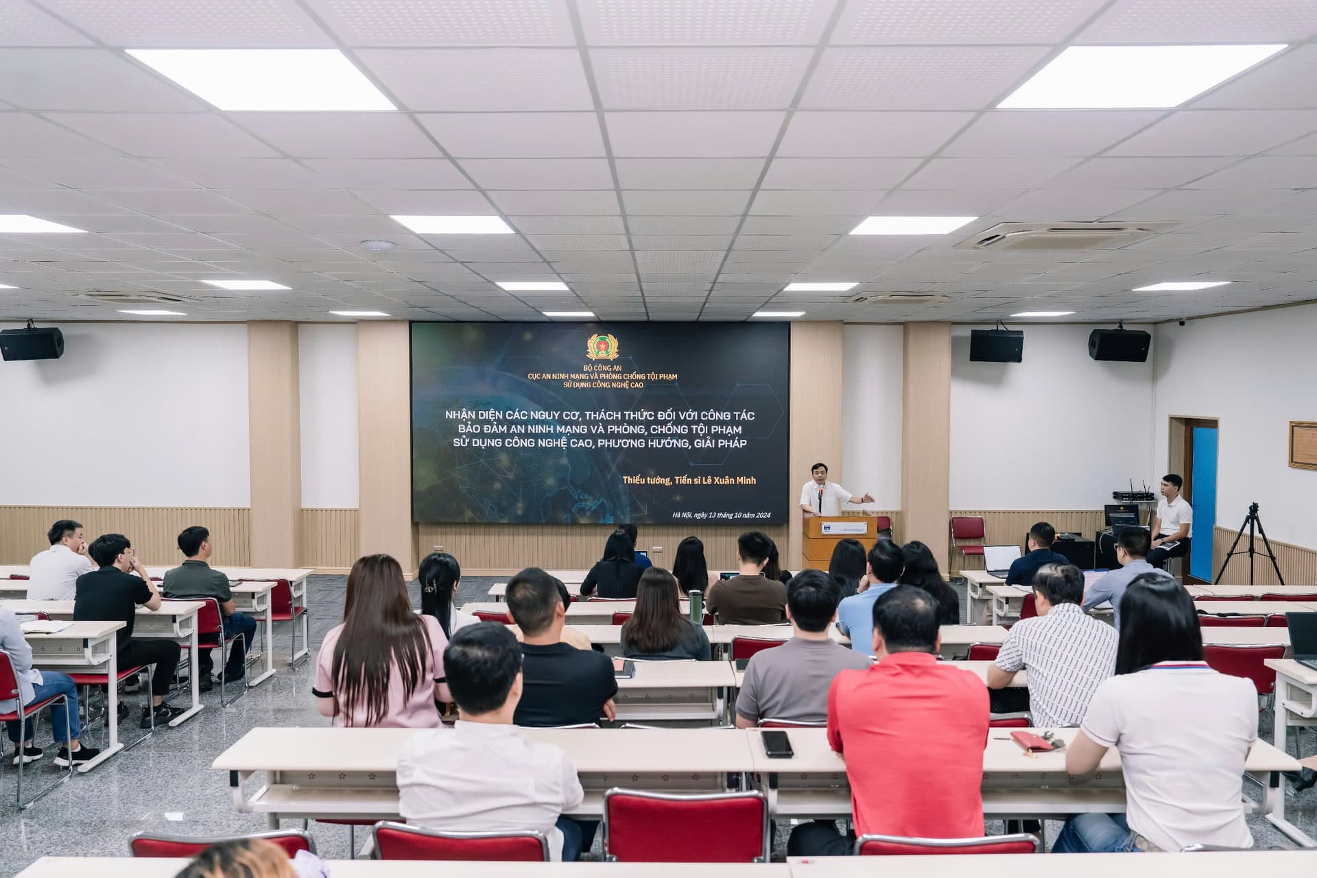 Thiếu tướng, TS. Lê Xuân Minh chia sẻ chuyên đề về an ninh phi truyền thống đến các học viên cao học HSB